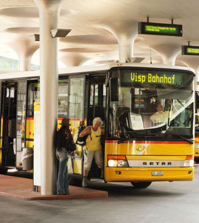 Eine grosse Haltestelle für Postautos in der Haltestelle stehen 5 Postautos nebeneinander